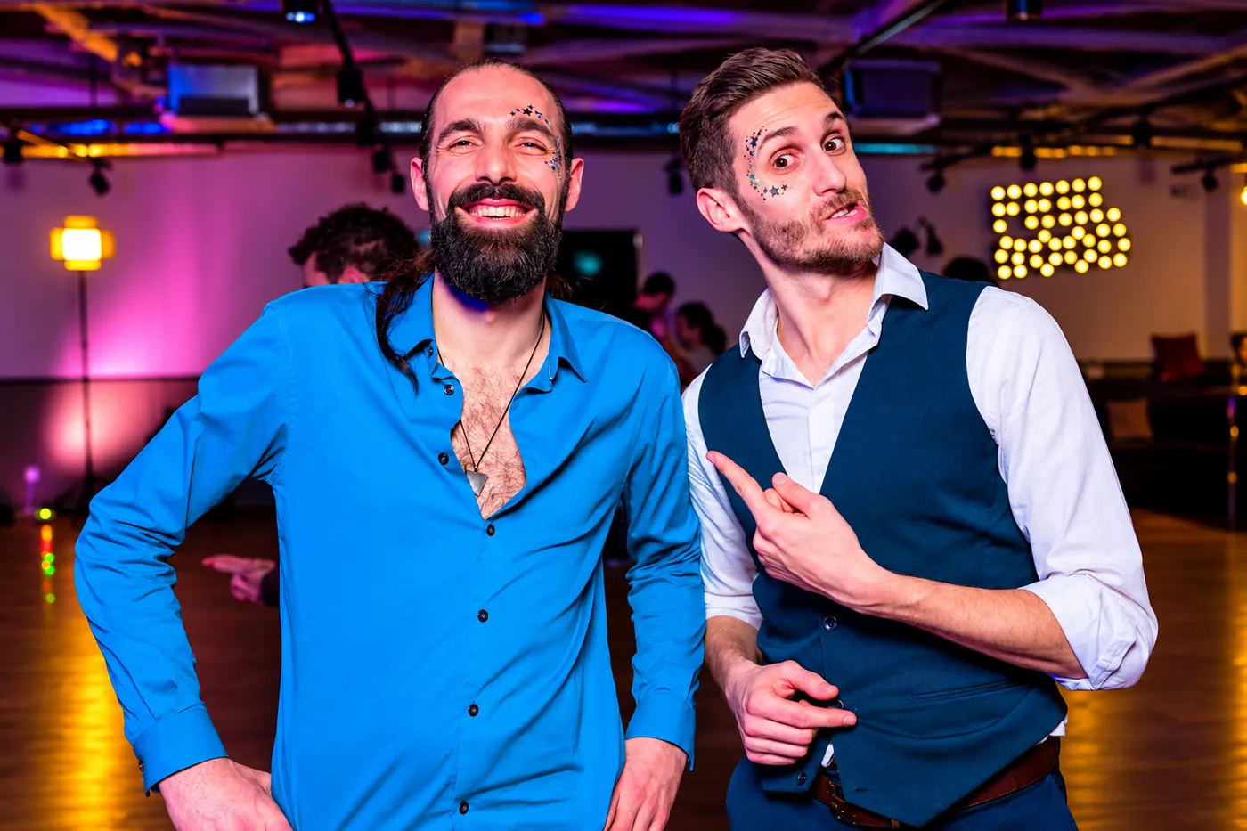 Deux animateurs L&A lors d'une soirée dansante
