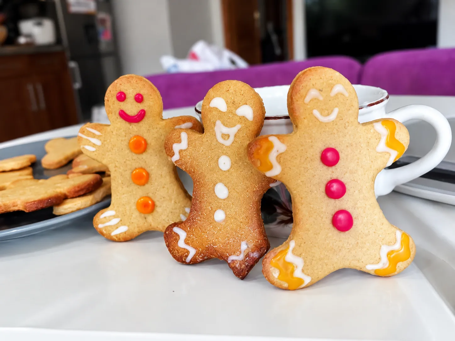Bonshommes en pain d'épices décorés par les enfants lors d'un anniversaire