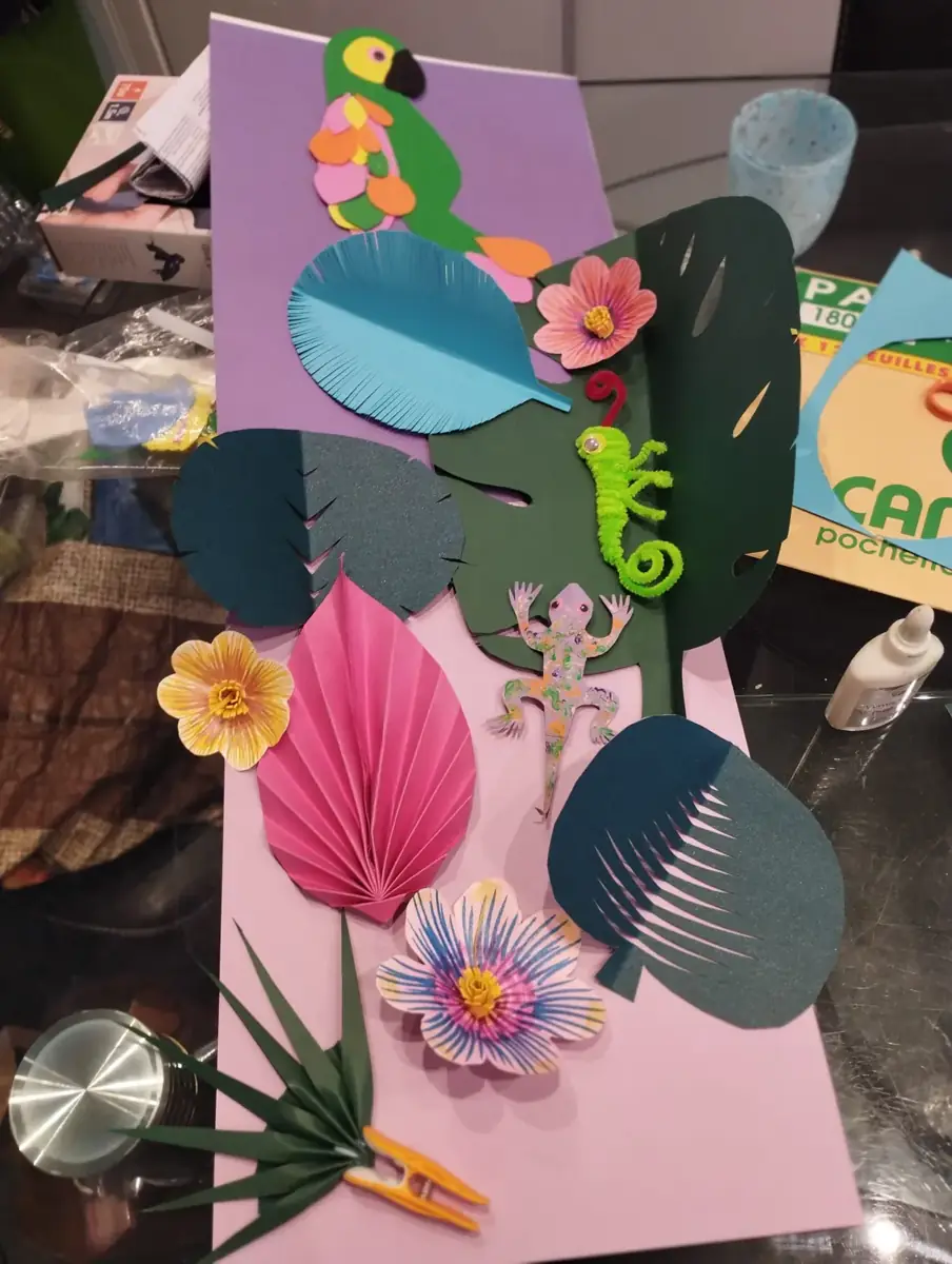 Fresque tropicale en papier réalisée lors d'un atelier créatif