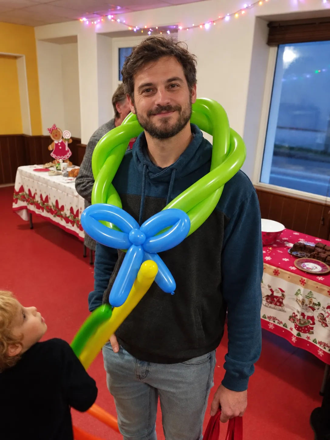 Invité portant une grande couronne sculptée en ballons