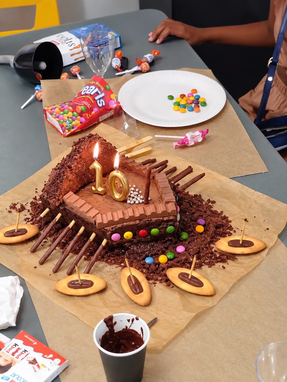Gâteau d'anniversaire en forme de bateau, entouré de bonbons