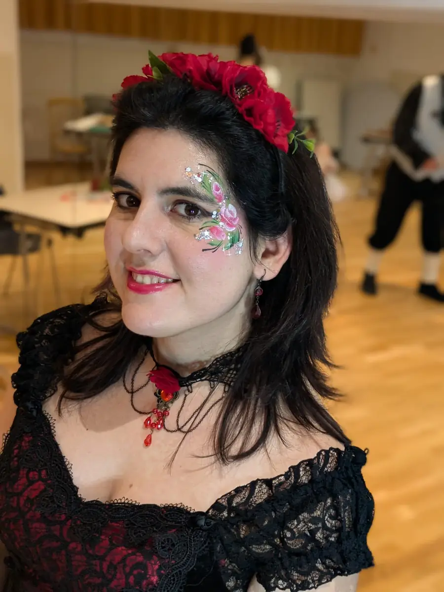 Invitée au maquillage fleuri et pailleté lors d'une soirée de gala
