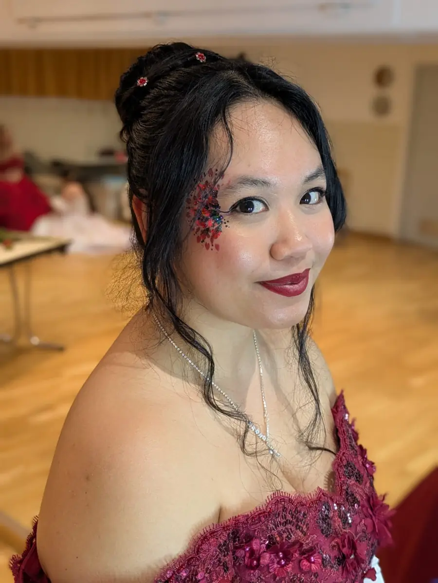 Invitée au maquillage à strass lors d'une soirée
