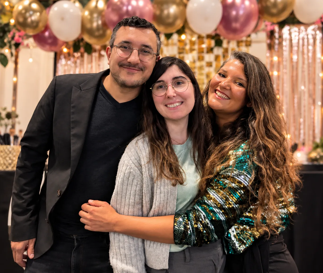 Invités réunis devant un décor de ballons lors d'une soirée