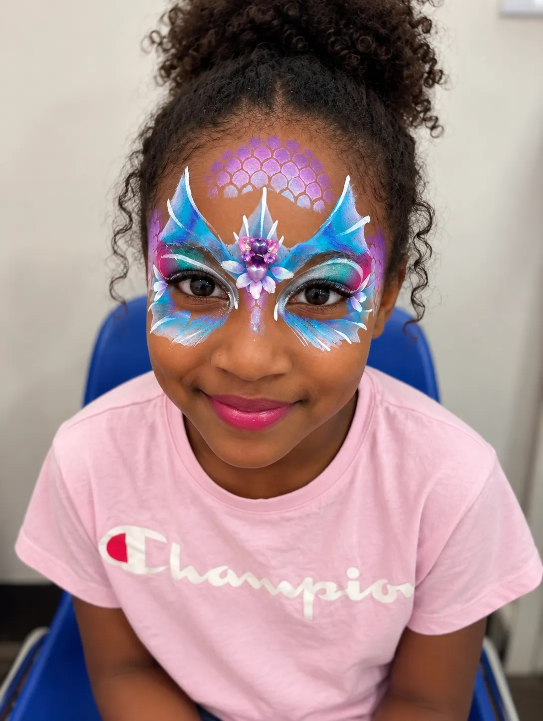 Petite fille souriante au maquillage de sirène