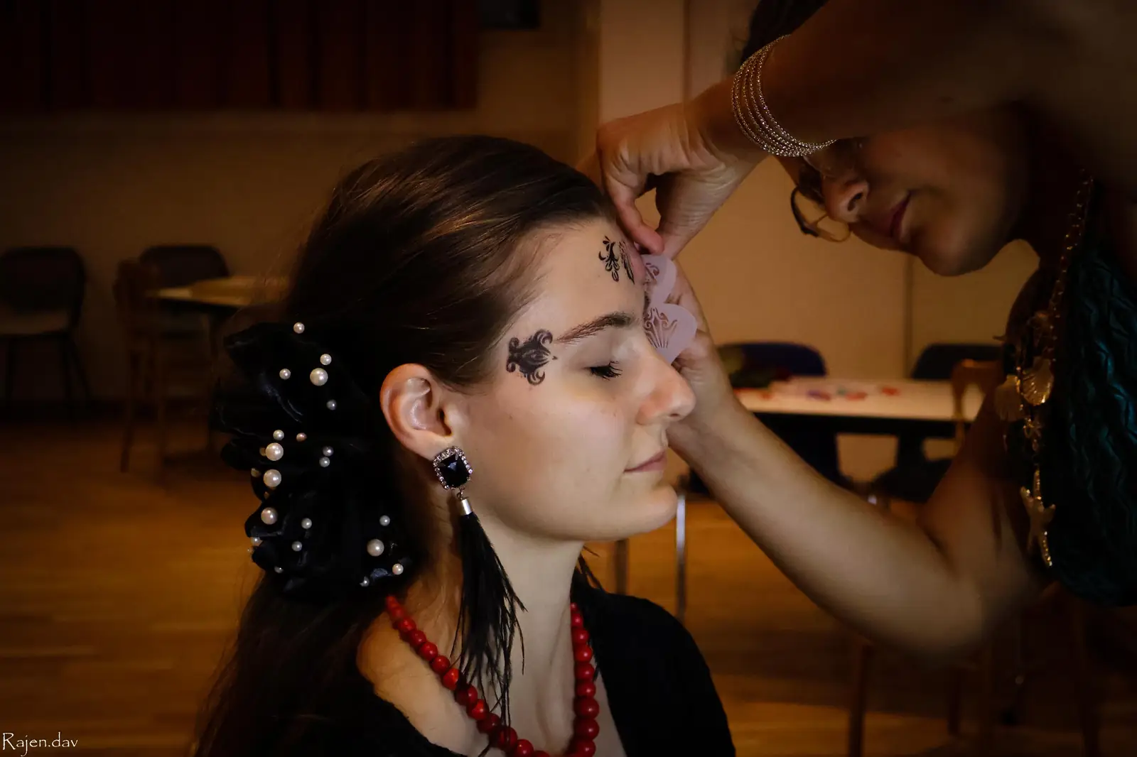 Une artiste L&A applique un maquillage pailleté sur une invitée
