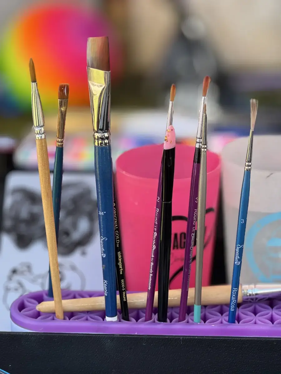 Pinceaux professionnels de maquillage artistique rangés sur le stand