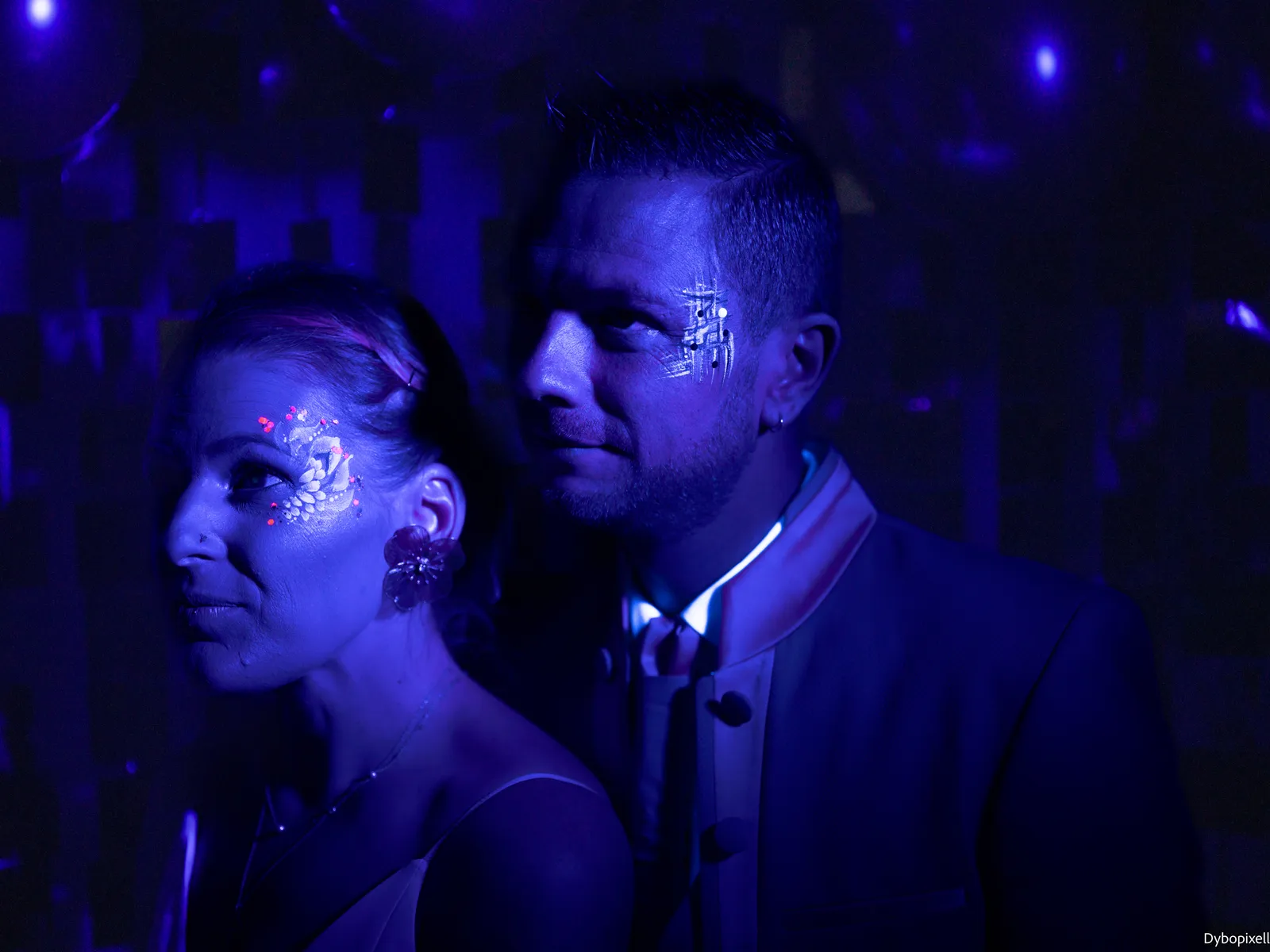 Couple au maquillage fluo lors d'une soirée de mariage
