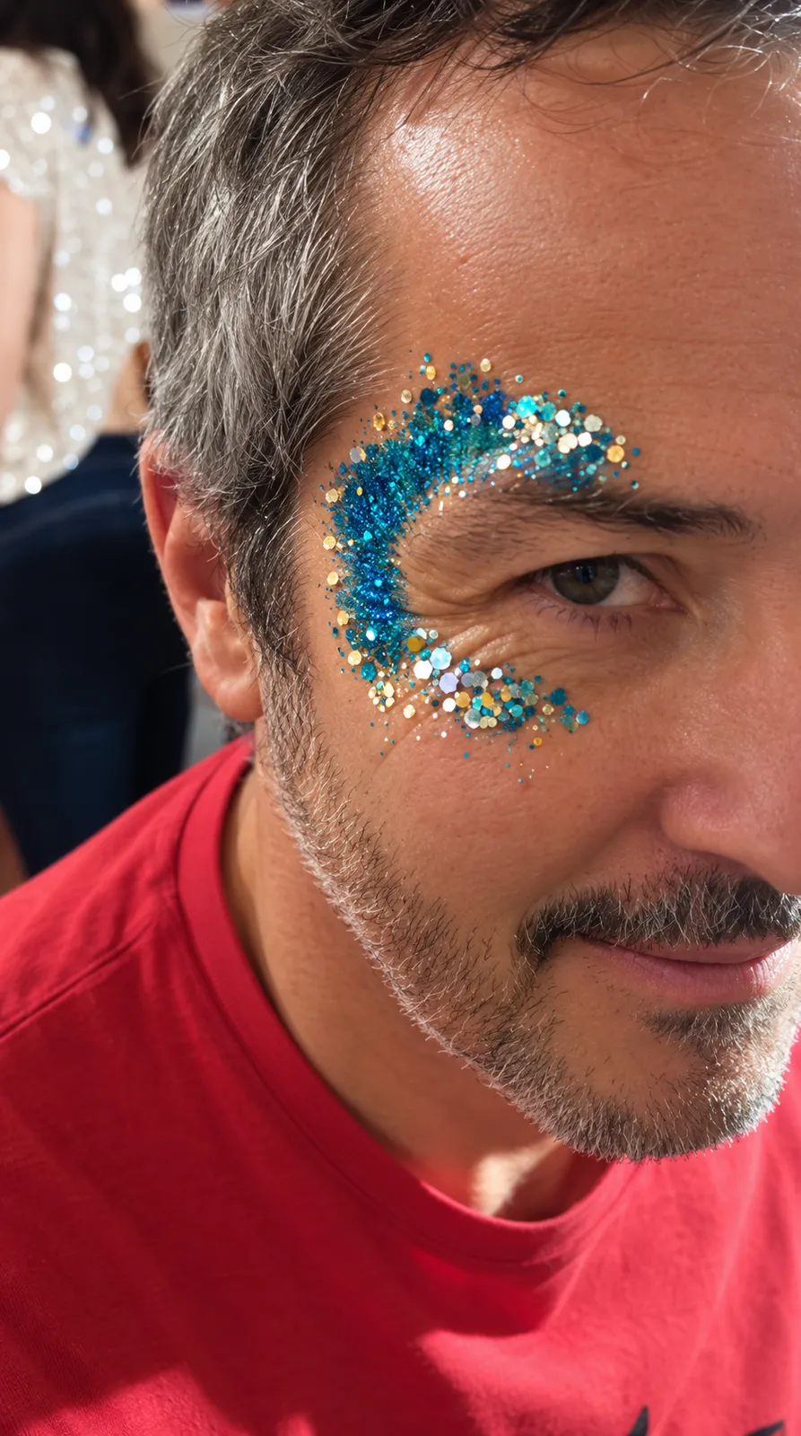 Invité aux paillettes bleues posées autour de l'œil