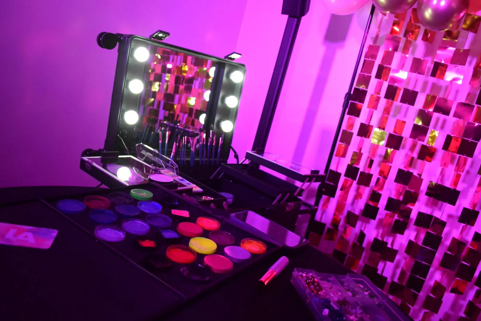 Stand de maquillage L&A : miroir lumineux, palettes et mur pailleté