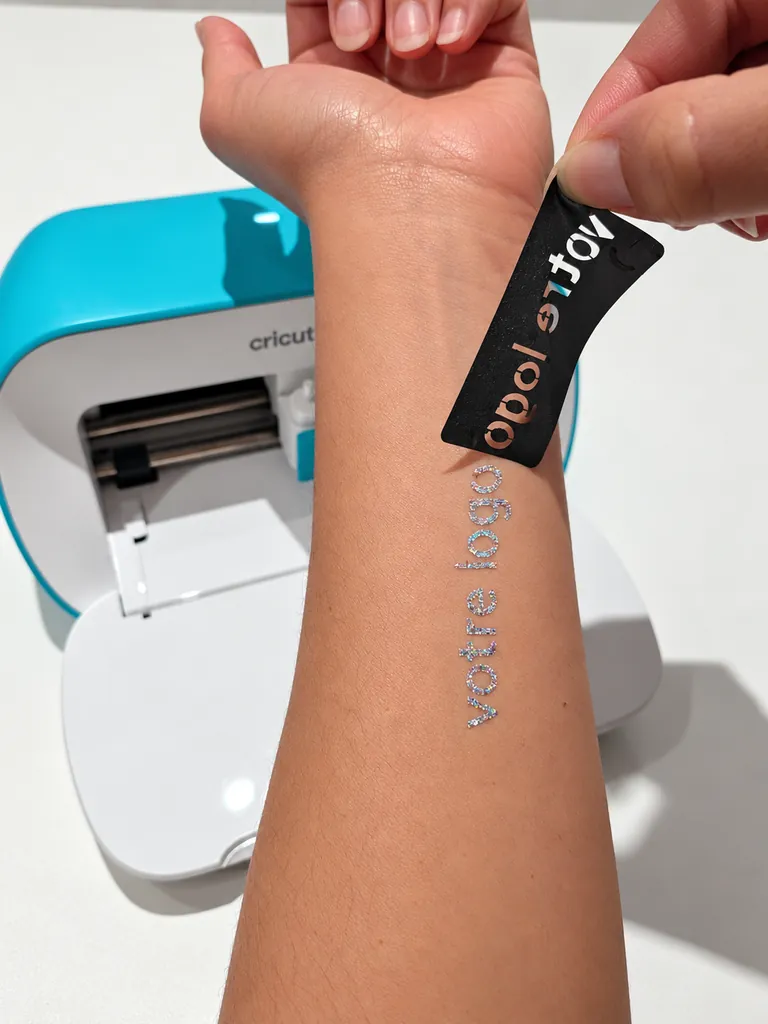 Pochoir « votre logo » découpé sur mesure et tatouage pailleté posé sur un poignet