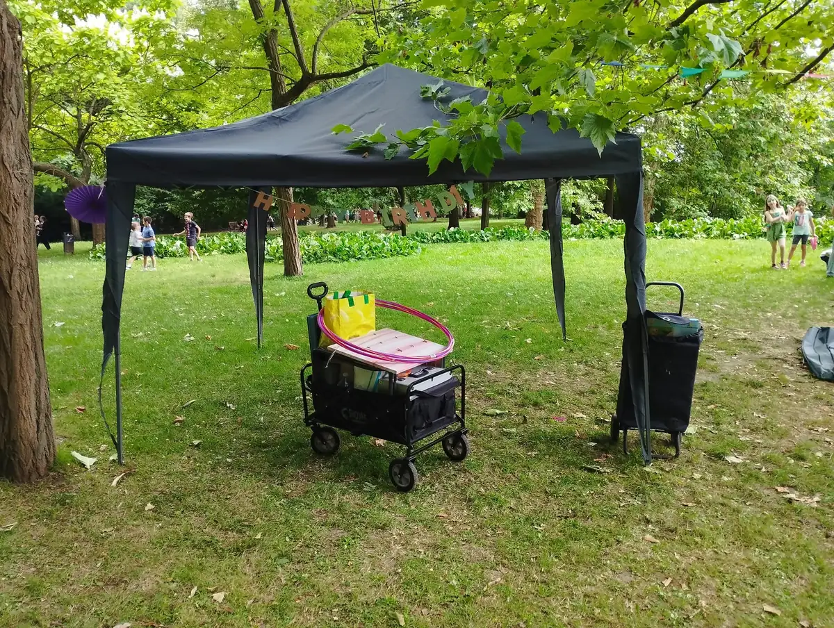 Tonnelle L&A installée dans un parc, prête pour une animation
